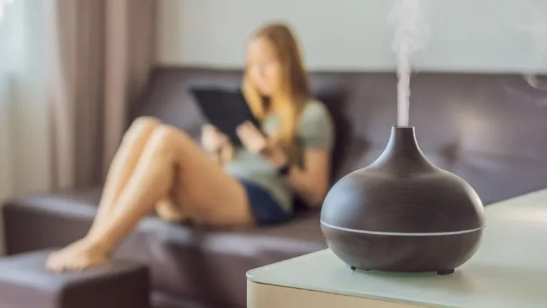 Aromaterapia w domu: Praktyczne porady i wskazówki 9 Dyfuzor olejków eterycznych emitujący parę w salonie, symbolizujący relaks i aromaterapię w domu