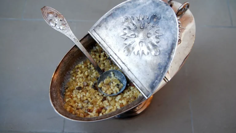 Jak zrobić kadzidło kościelne – kadzidło w srebrnym naczyniu z żywicą i łyżką.